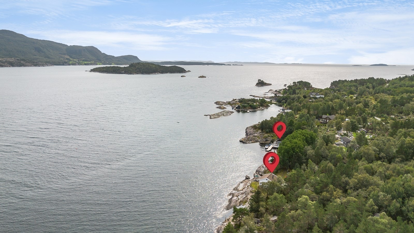 Med umiddelbar nærhet til sjøen har du enkel tilgang til bading, båtliv og fiske, og den rolige atmosfæren i Hervik gir en ypperlig ramme for avslappende feriedager. Galleribilde