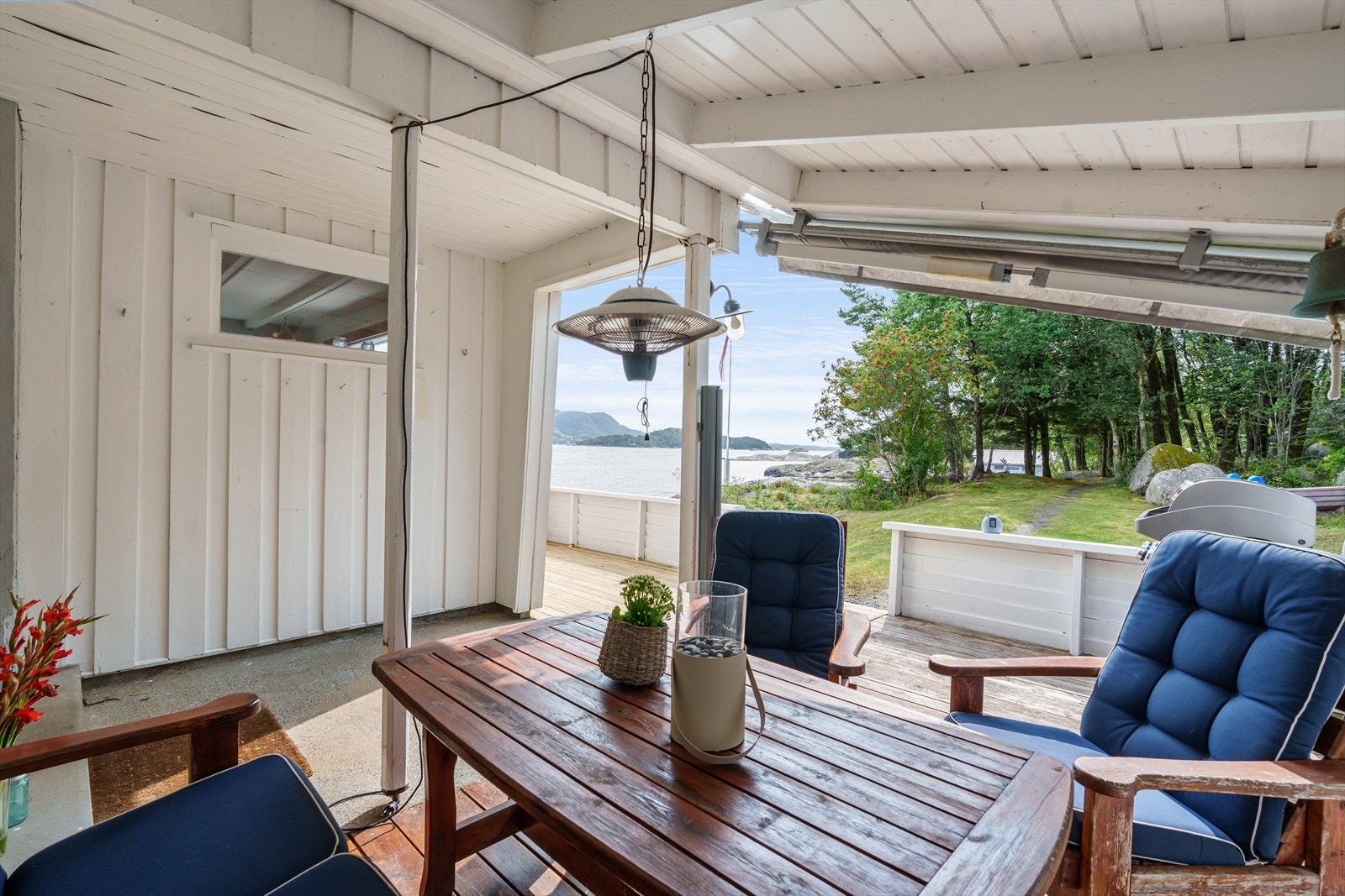 Naturtomt med sjarmerende sti mellom hytte og naust. Galleribilde