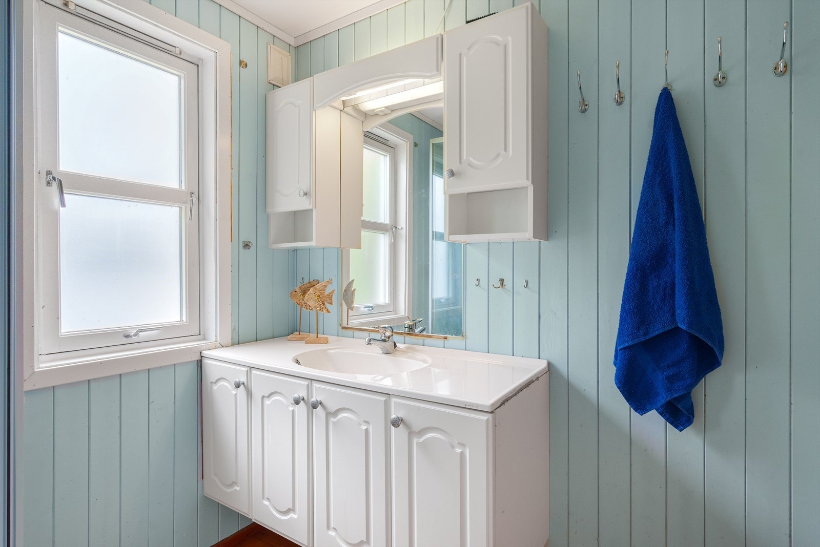 Bad med enkel standard. Vanntilførsel kommer fra et lokalt vann, fellesanlegg. Galleribilde