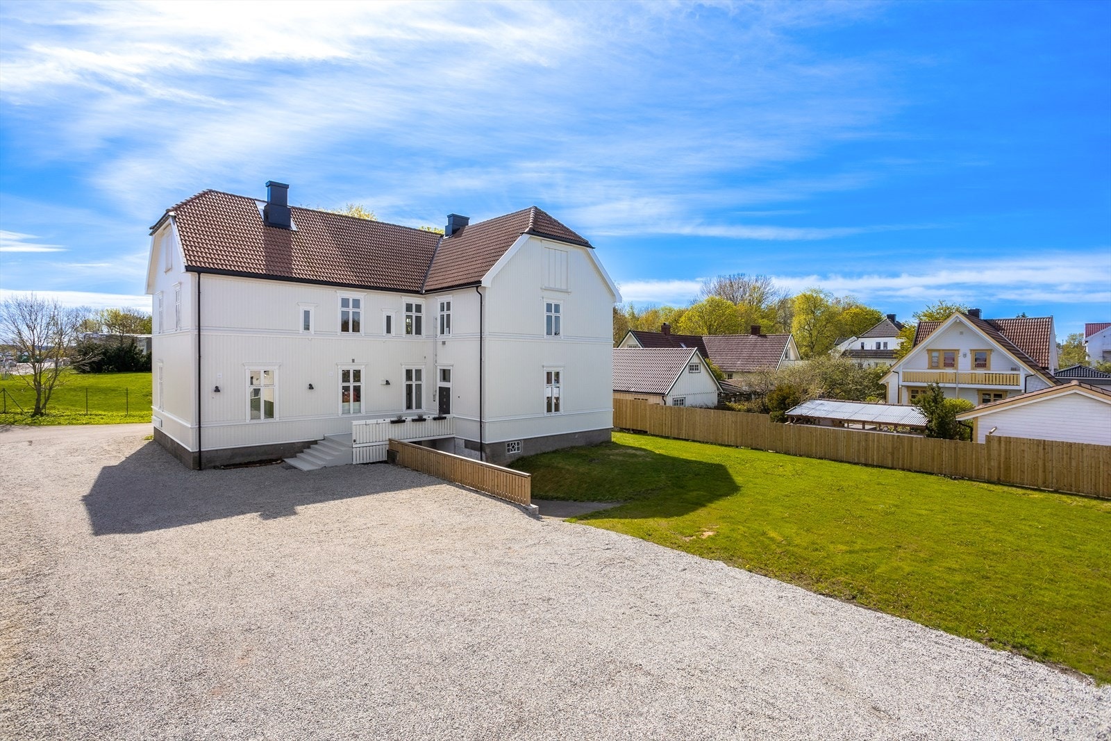 Opparbeidet gruset tun gir tydelig adkomst og god plass til parkering. Galleribilde