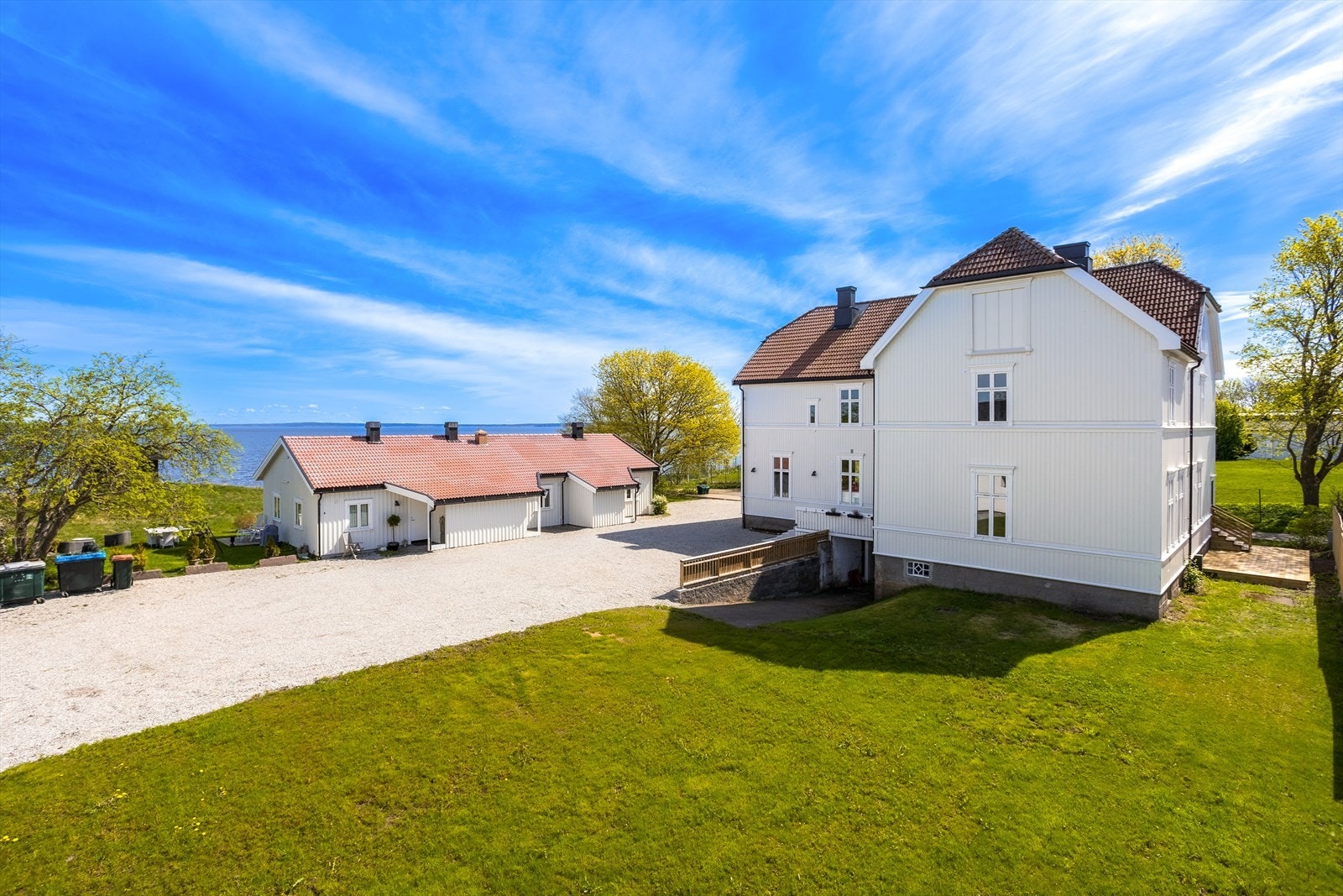 Umiddelbar nærhet til sjøen - med bademuligheter og grøntområder rett nedenfor. Galleribilde