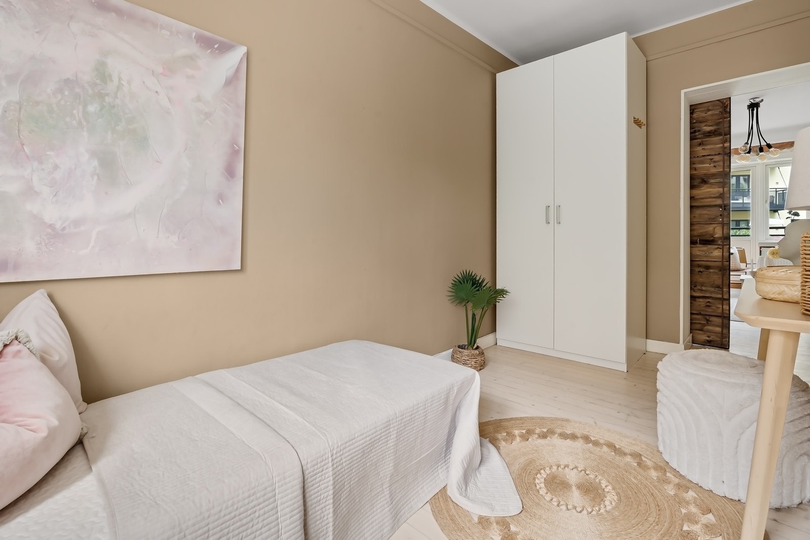 Vakkert gjennomlys fra soverommet mot stuen. Det er satt inn garderobeskap på soverom 2 som medfølger. Galleribilde