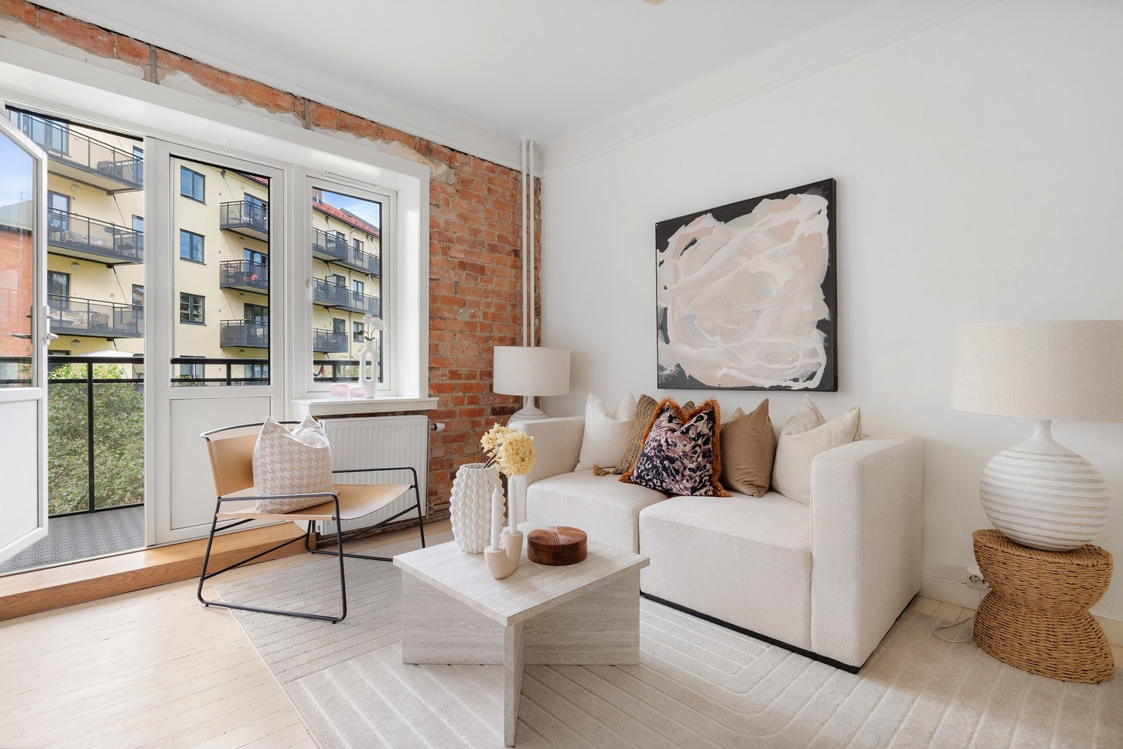 Nydelige, originale tregulv som er slipt og lakkert. Leiligheten har en meget god planløsning med lyse, sosiale oppholdsrom og vindusflater på begge sider. Galleribilde