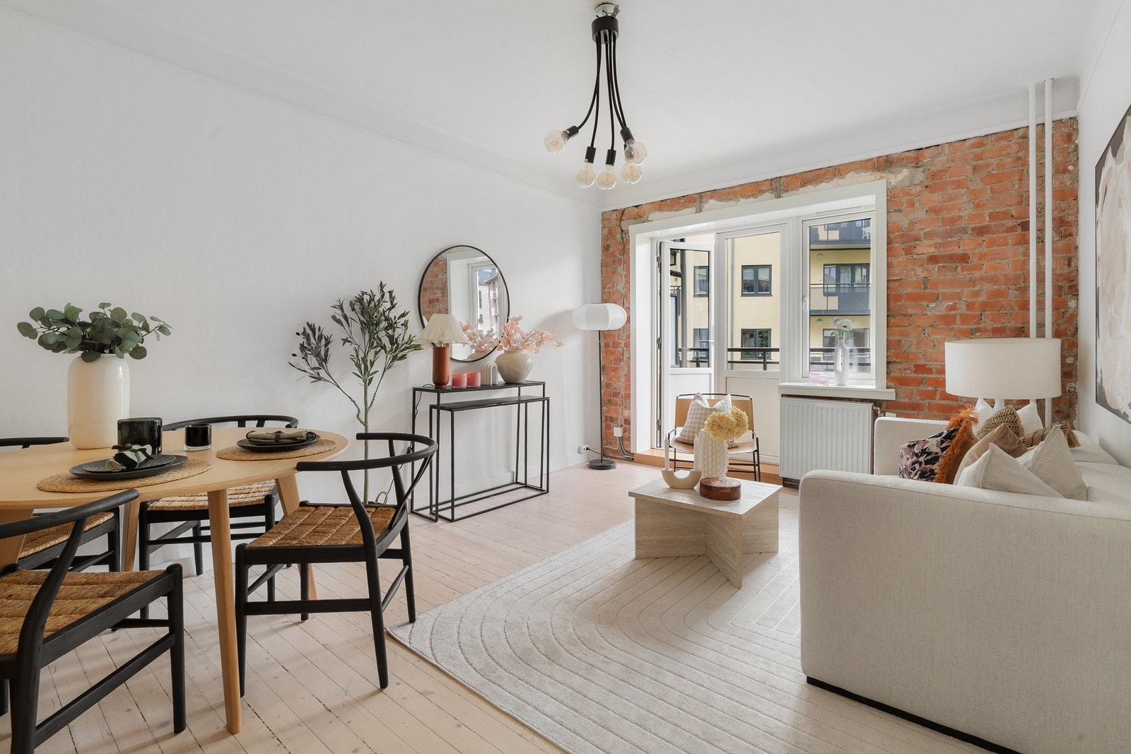 Originale tregulv og teglstensdetaljer kombinert med delikate fargetoner og moderne komfort. Galleribilde