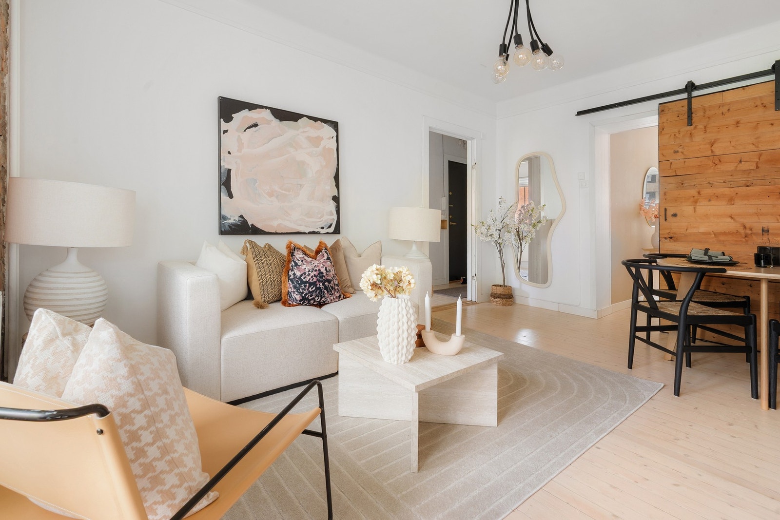 Det er god plass til sofagruppe og spisestue. Galleribilde