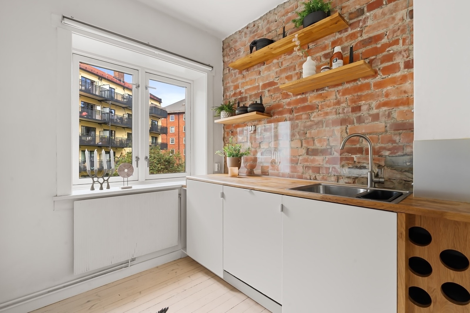 Heltre benkeplate med lekre oppbevaringsløsninger i eik. Galleribilde