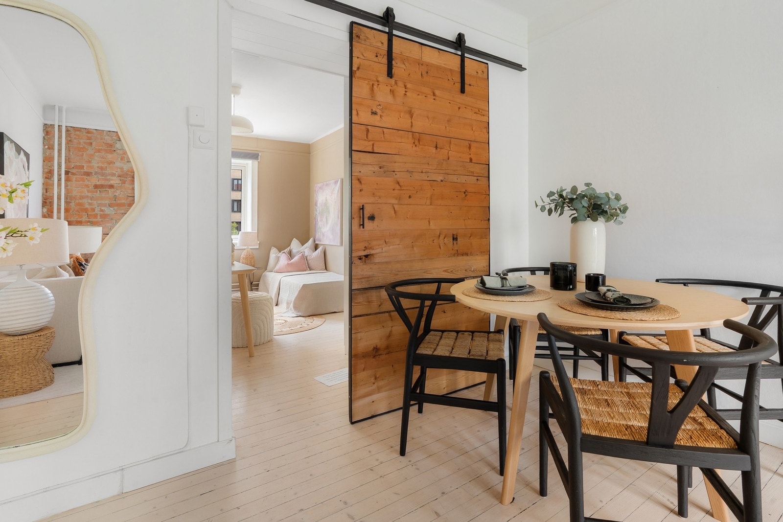 Det er vakre, originale detaljer som ivaretar sjarmen fra byggeåret. Galleribilde