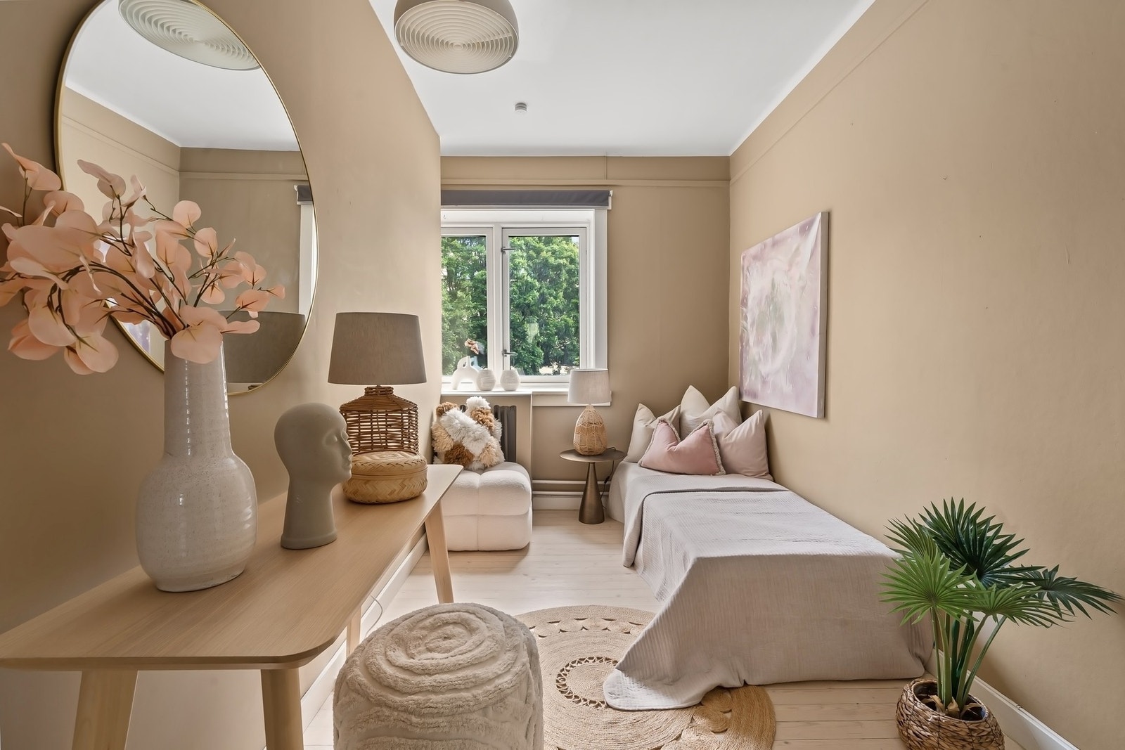 Begge soverom har god plass til seng, nattbord og tilhørende møblement. Galleribilde