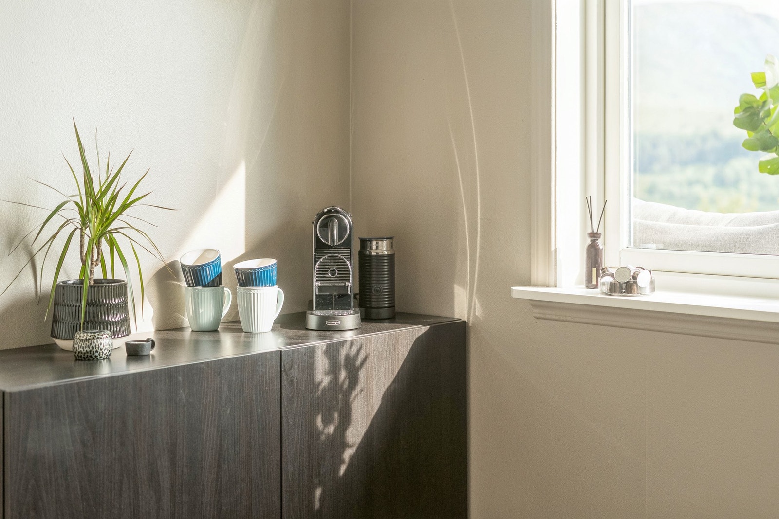 Kjøkkenet er godt utnyttet med et kaffehjørne. Galleribilde