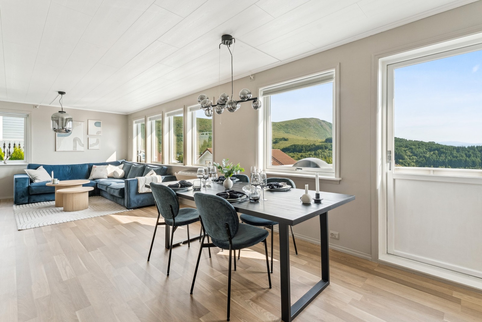 Stuen er av god størrelse så her har du flere møbleringsmuligheter, perfekt for deg som trenger litt plass. Galleribilde