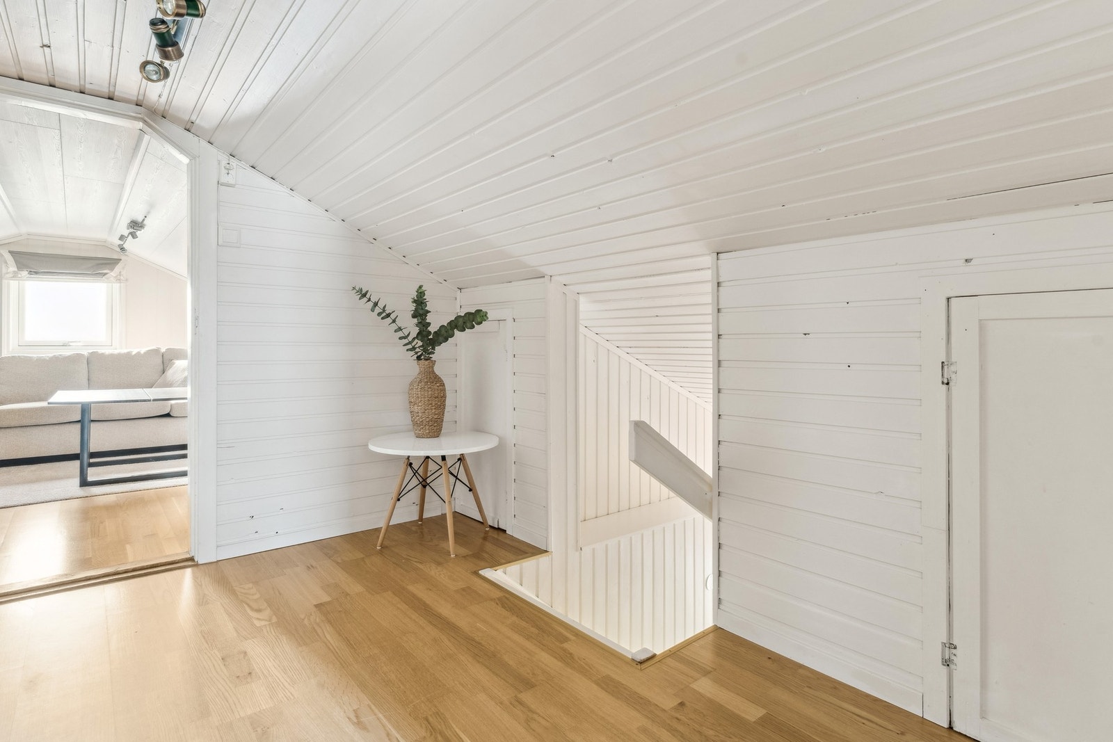 Loftetasjen er innredet til oppholdsrom, men det er ikke omsøkt og derav ikke godkjent for varig opphold. Galleribilde