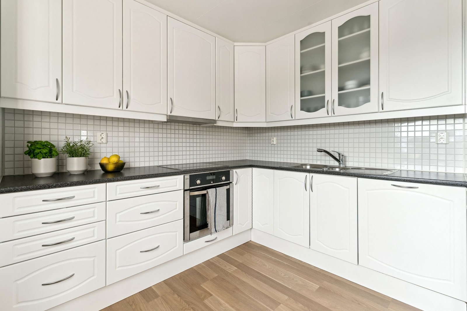 Det er rikelig med oppbevaring i både over- og underskap. Galleribilde