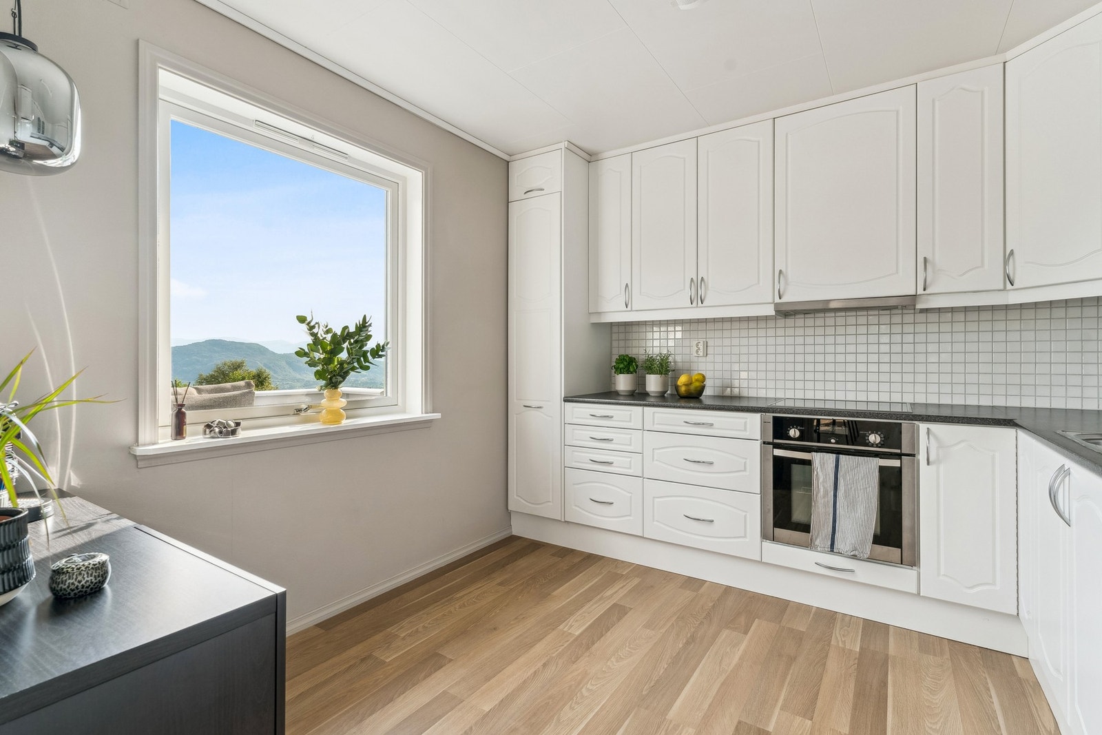 Innredningen går helt opp til taket så her slipper du unødvendig støvsamling. Galleribilde