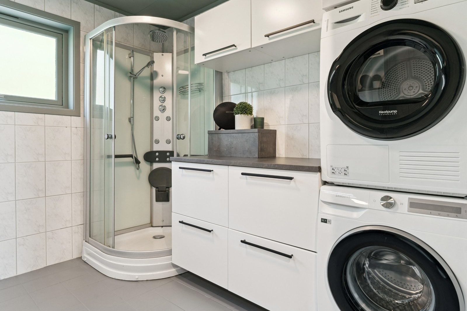 Den praktiske innredningen gjør det lettere å ha en organisert klesvask. Galleribilde