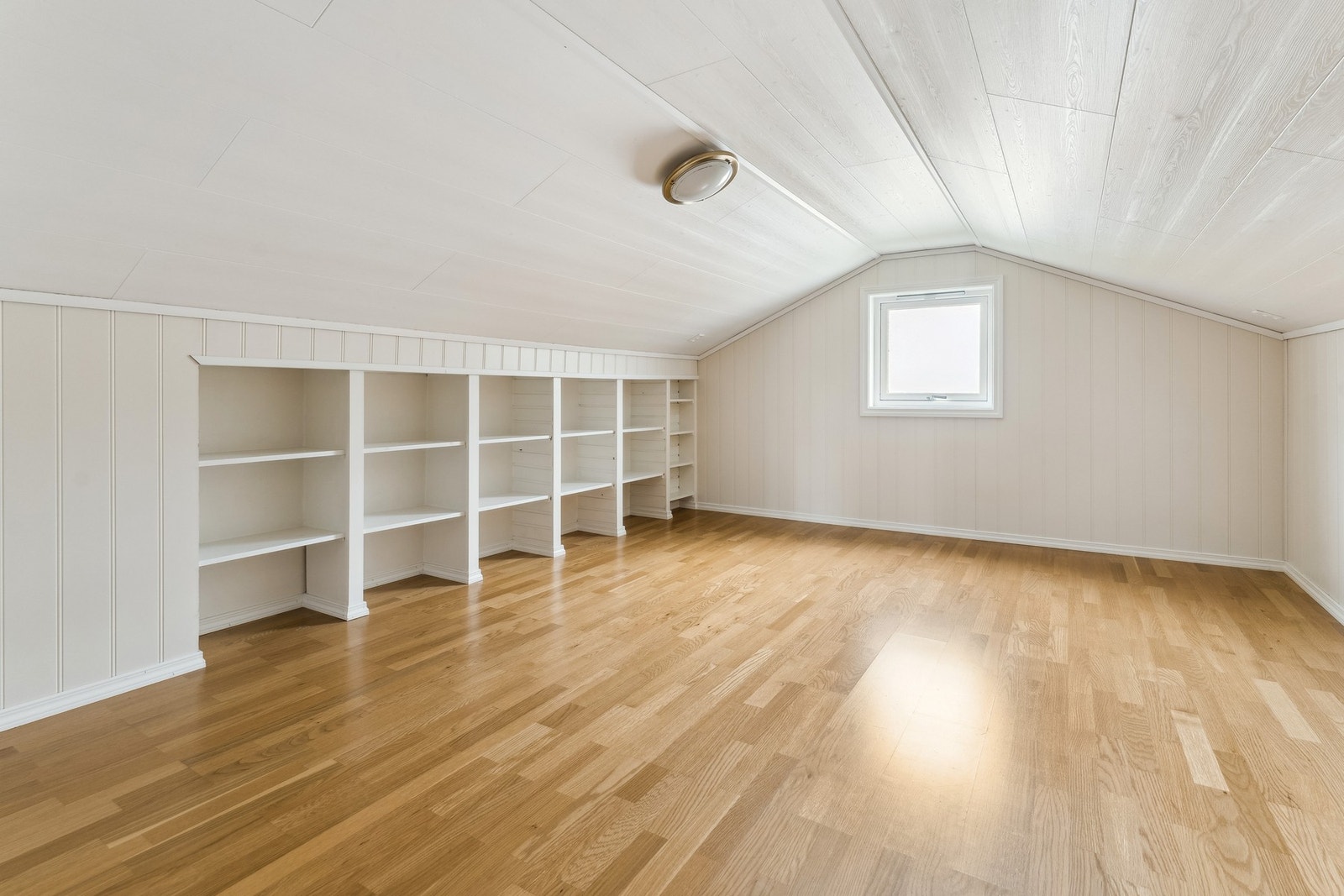 Loftetasjen er innredet til oppholdsrom, men det er ikke omsøkt og derav ikke godkjent for varig opphold. Galleribilde