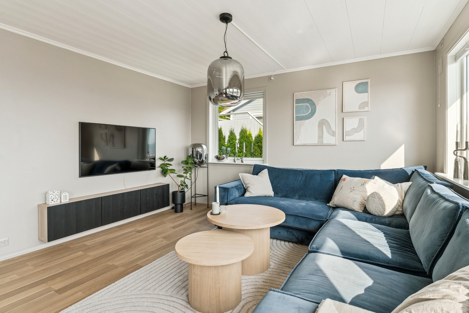 En kjekk horisontaldelt tomannsbolig med flott utsikt og en svært praktisk planløsning. Galleribilde