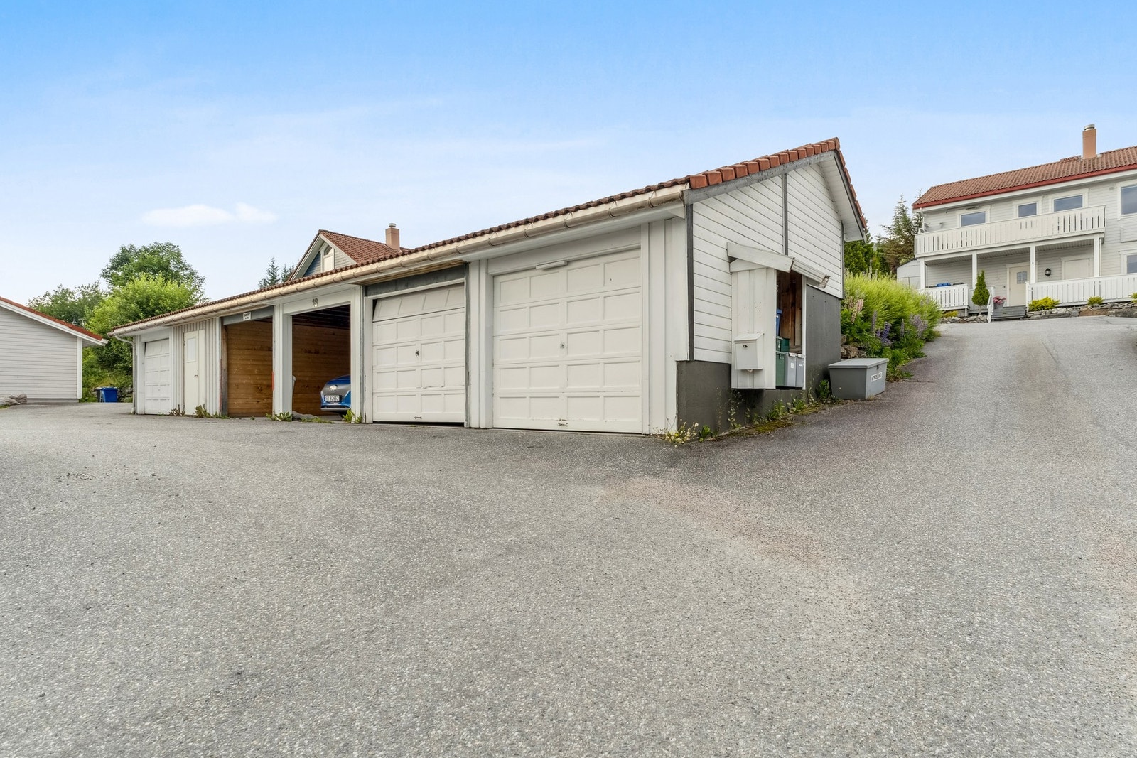 Parkering i garasje og oppstillingsplass på felles tomt for realsameiet. Galleribilde