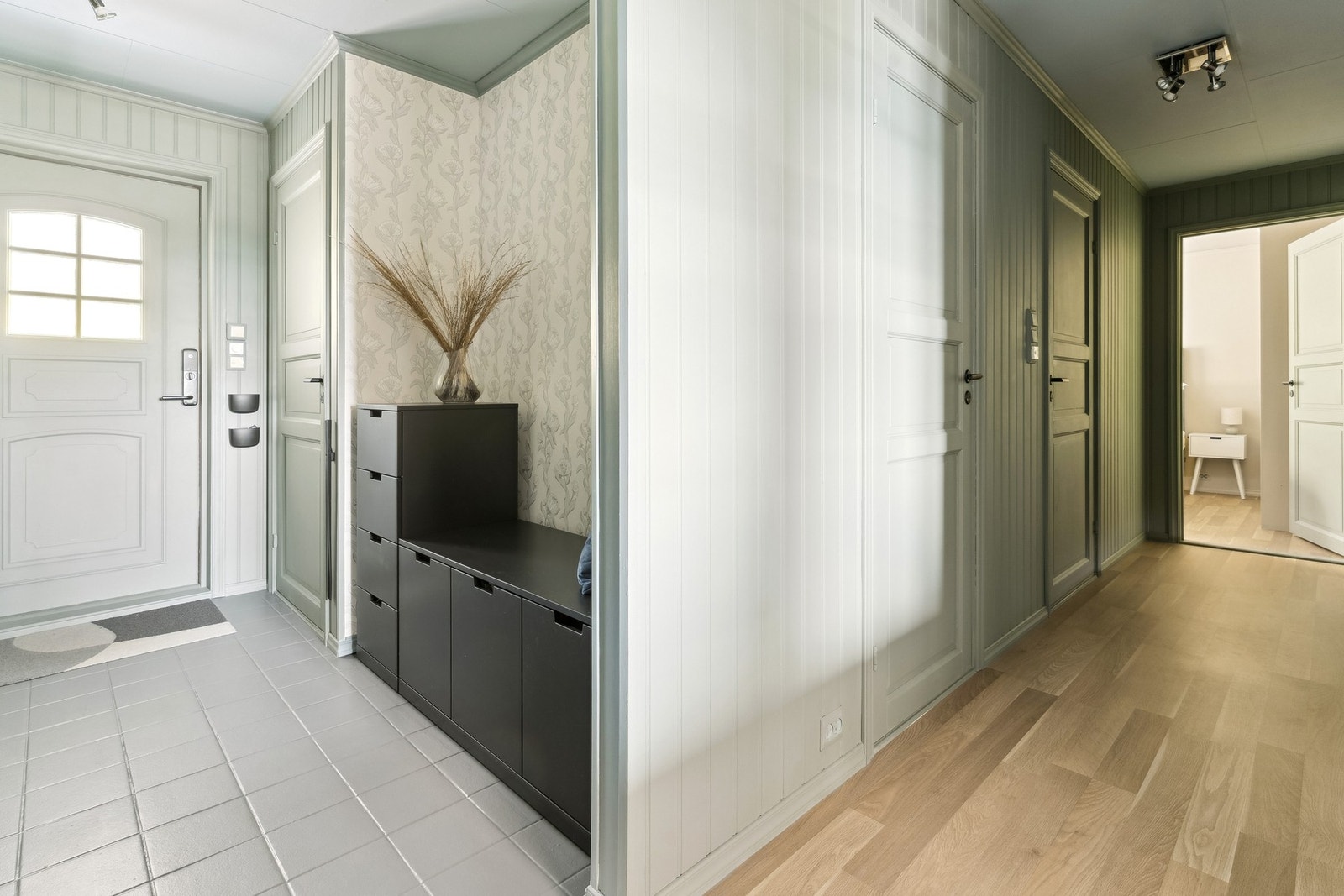 Fra gangen har du adkomst til alle rom i hovedetasjen. Her er det også satt inn en skyvedørsgarderobe som ikke er synlig på bildet. Galleribilde