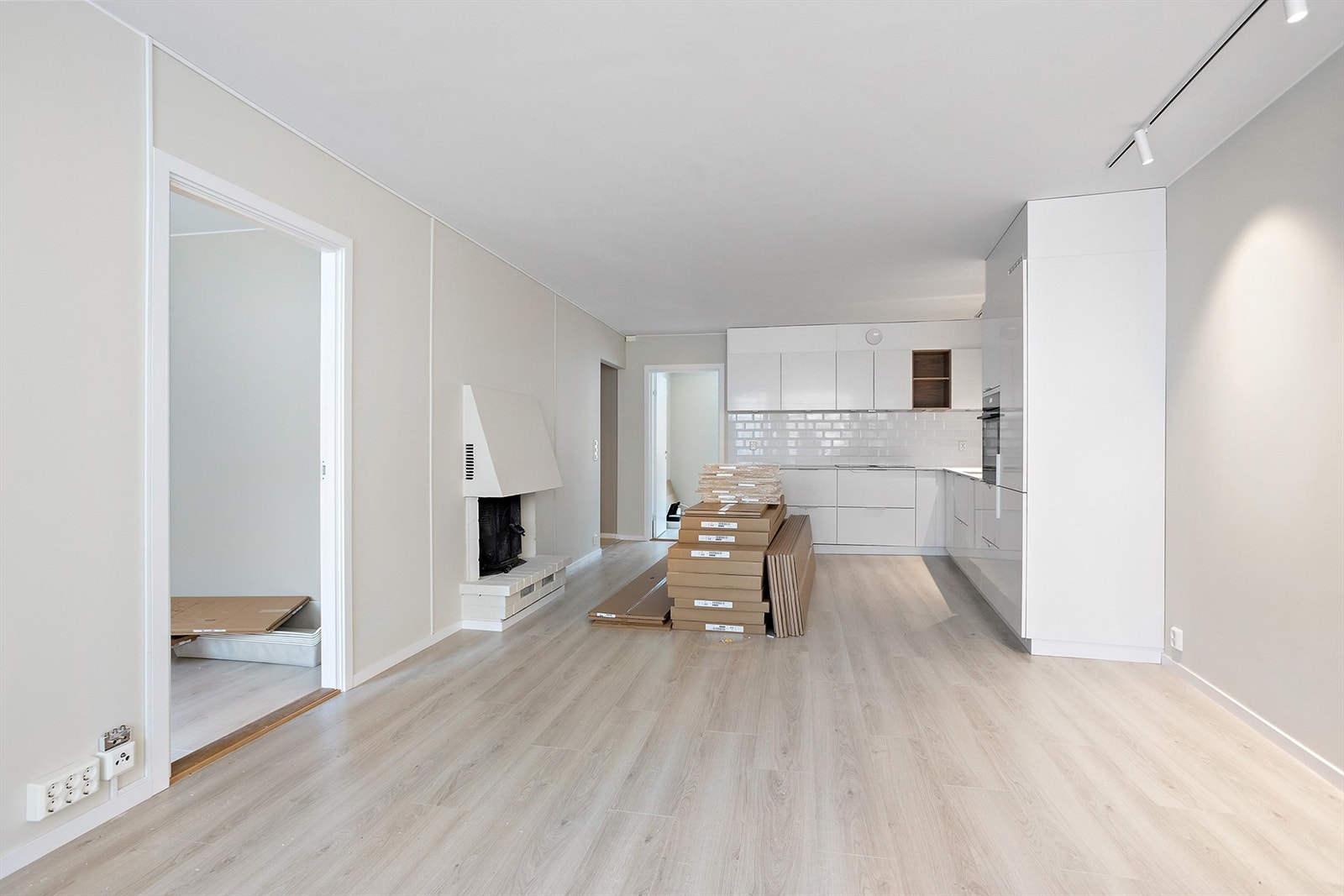 Stue mot kjøkken. God plass til både sofagruppe og spisegruppe. Galleribilde