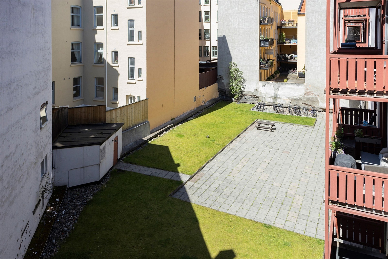 Utsikt fra balkong mot bakgård. Galleribilde