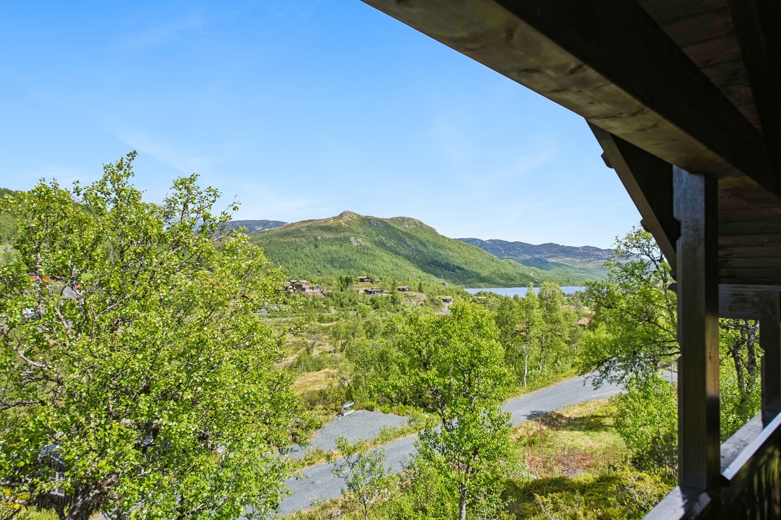 Fra terrassen er det flott utsikt utover Torvtjønn og fjellene rundt. Galleribilde