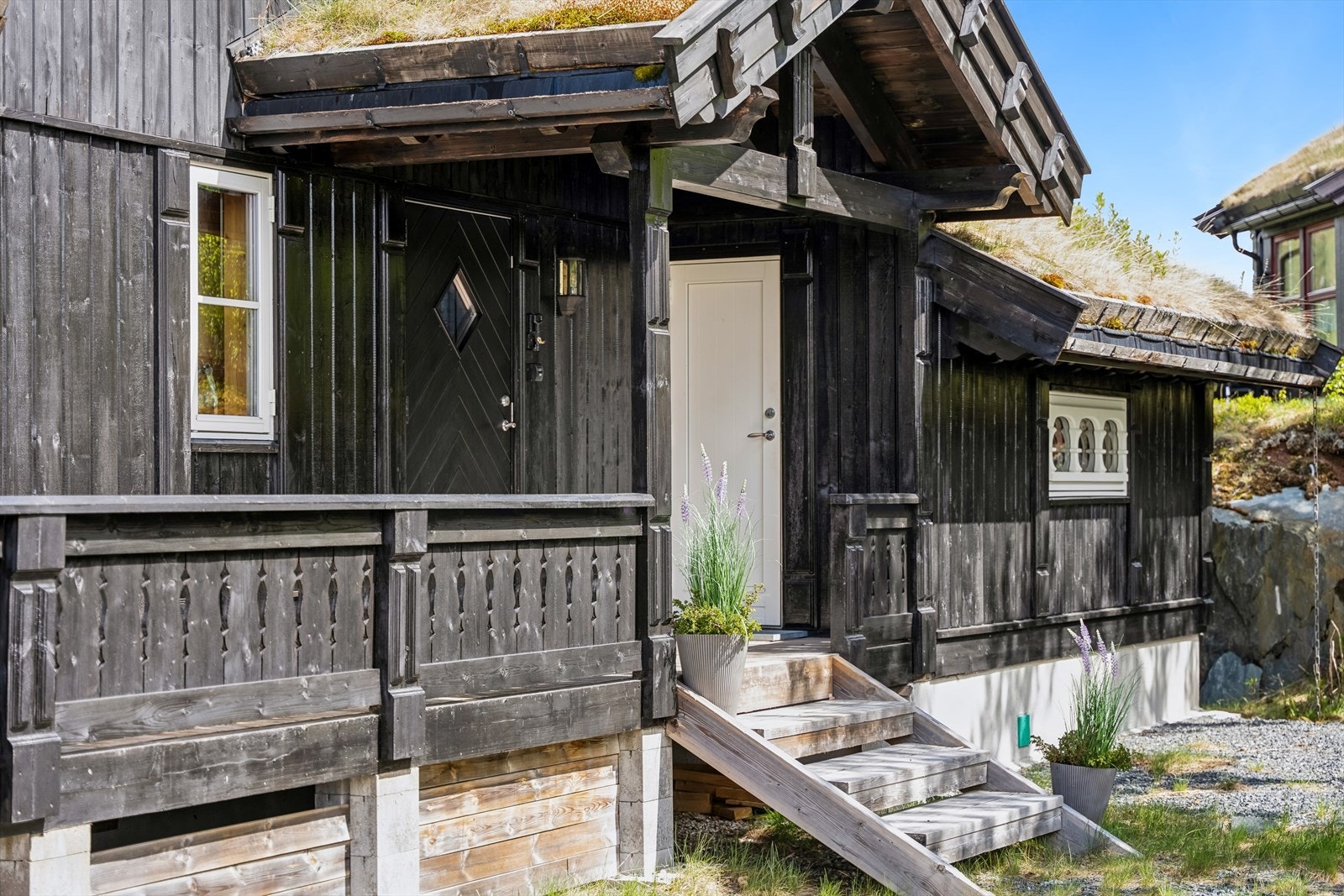 Her kommer du til et overbygd inngangsparti som gir ly for vær og vind, og en praktisk sportsbod tilknyttet inngangen for enkel oppbevaring av utstyr. Galleribilde