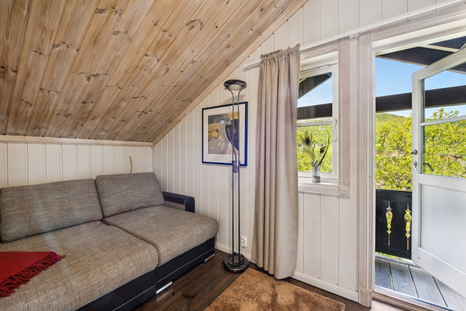 Fra loftstuen har du utgang til en usjenert og overbygd veranda. Selgeren har brukt loftstuen som et femte soverom når det har vært mange gjester på besøk. Galleribilde