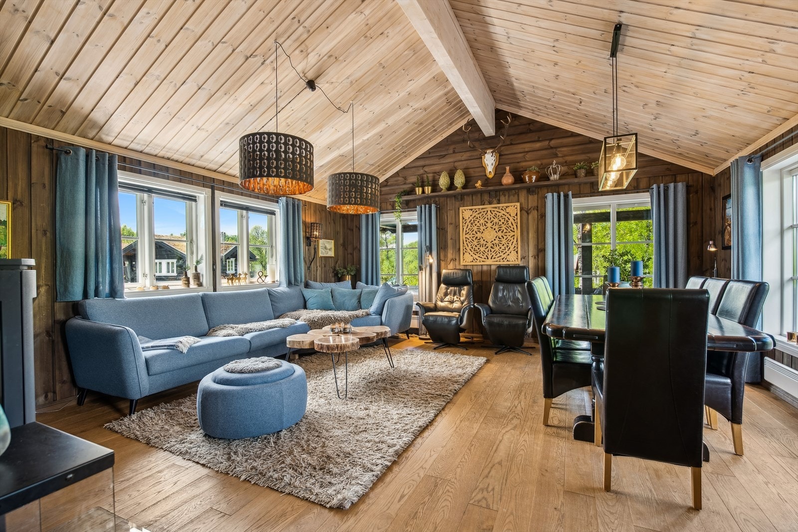 Stu byr på god takhøyde og god plass til både spisestue og salgong. Galleribilde