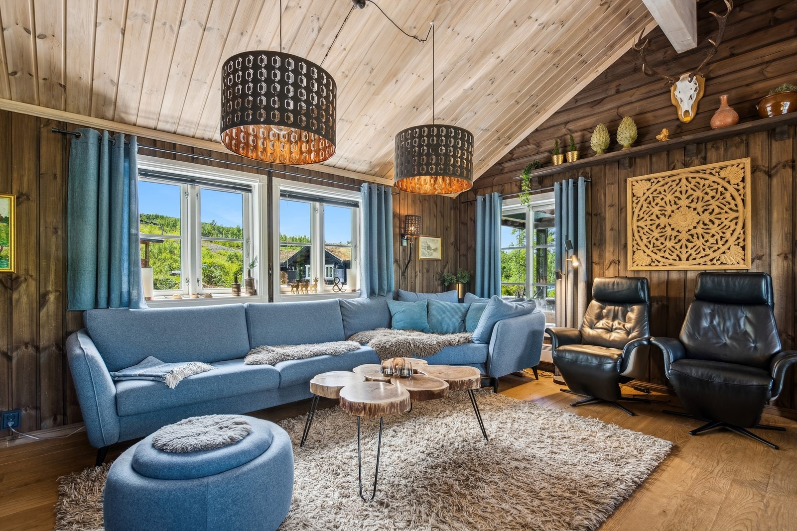 En Jøtul F373 peisovn, strategisk plassert i stuen, tilfører varme og skaper en koselig atmosfære på kalde dager. Gulvene er i enstavs heltre eik av typen ArtistOak Cognac. Galleribilde