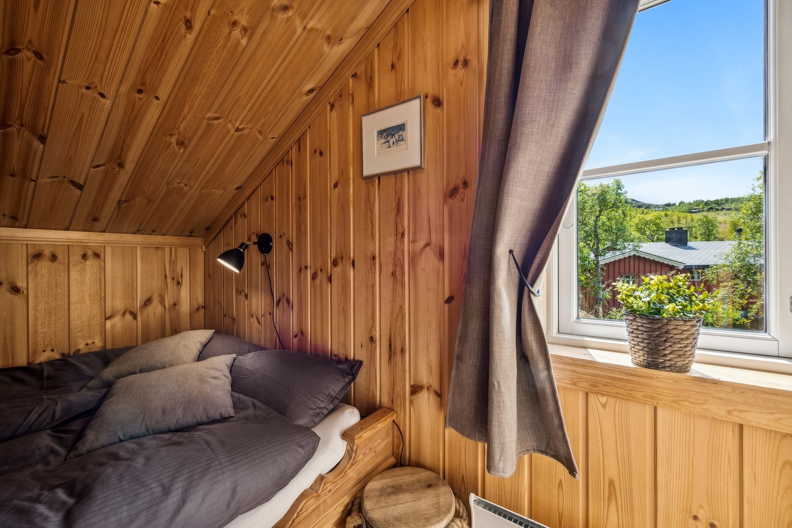 I andre etasje finner du en loftstue/soverom og to komfortable soverom. Galleribilde