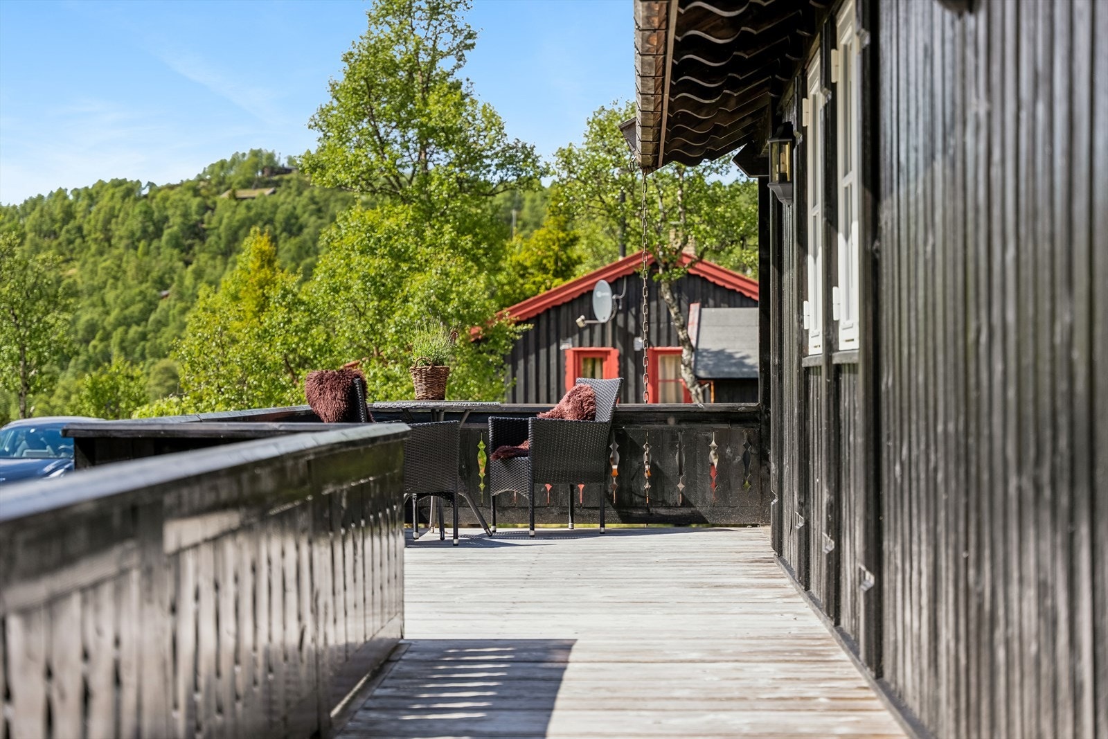 Hytta har etablert en stor terrasse rundt hytta med rikelig med plass til ute møbler. Her har du det perfekte tilflukts stedet for å slappe av etter lange dager til fjells! Galleribilde