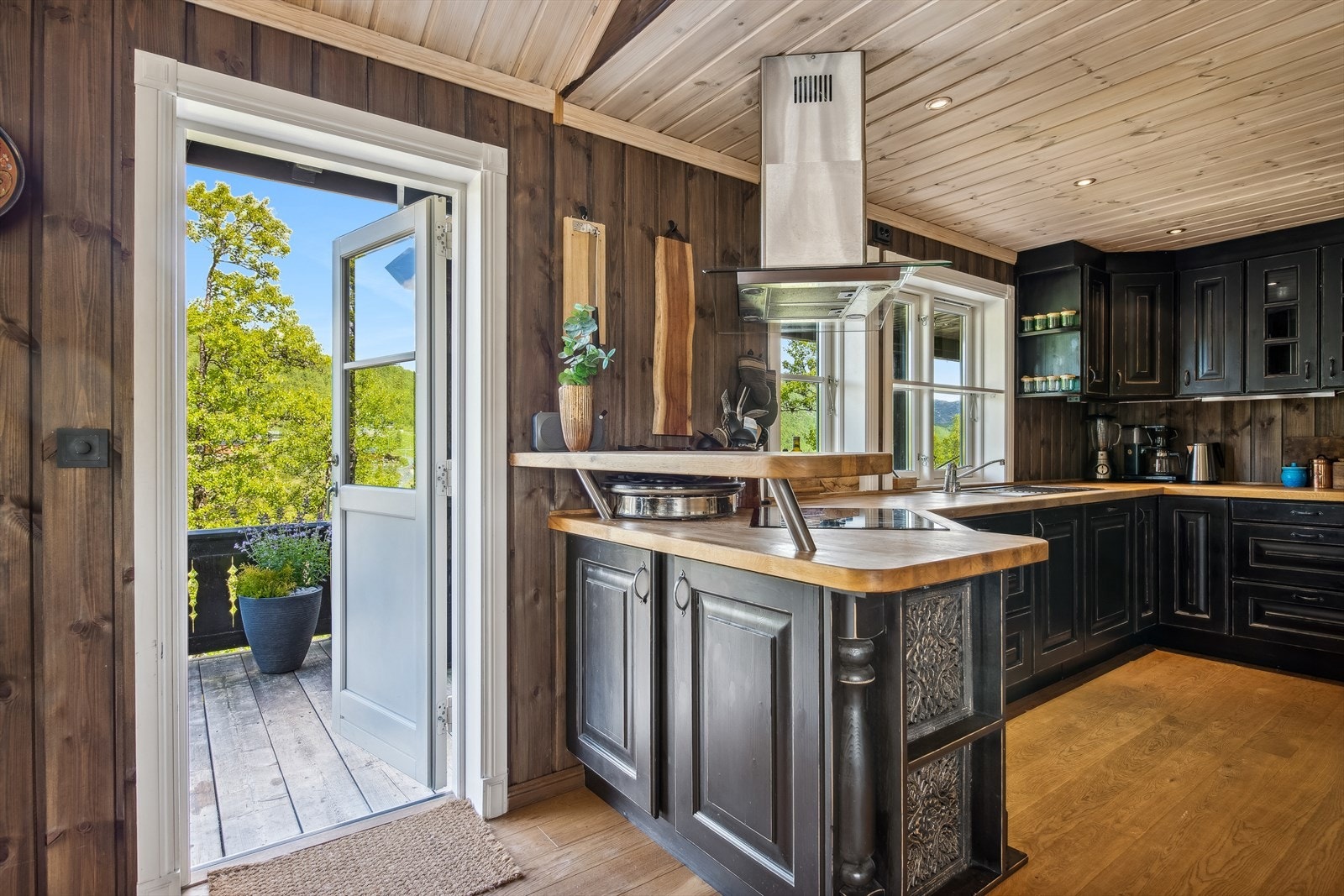 Kjøkkenet er et vakkert kvalitetskjøkken laget av massivt tre, med en sortmalt overflate og benkeplater i eik. Galleribilde