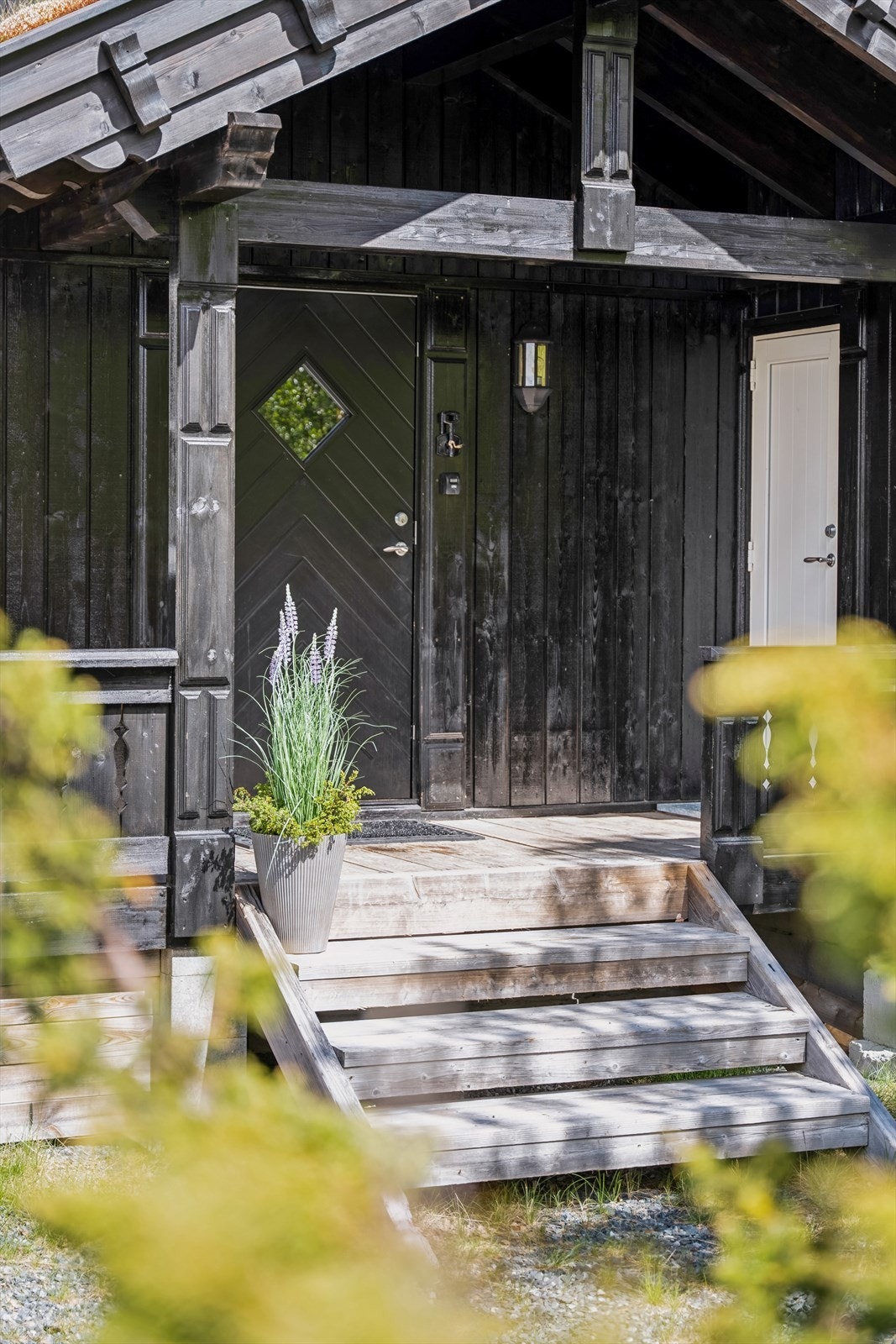 Parkering rett ved inngangen med plass til flere biler. Galleribilde