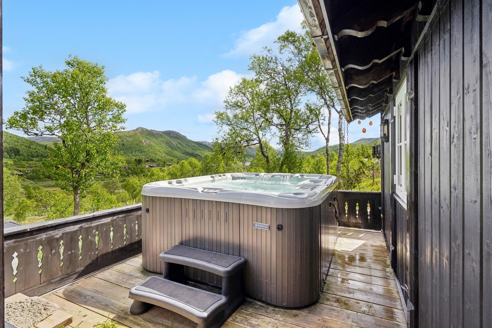 Nyt en avslappende kveld i jacuzzien på hytta. Perfekt avslutning på en herlig dag på terrassen! Galleribilde