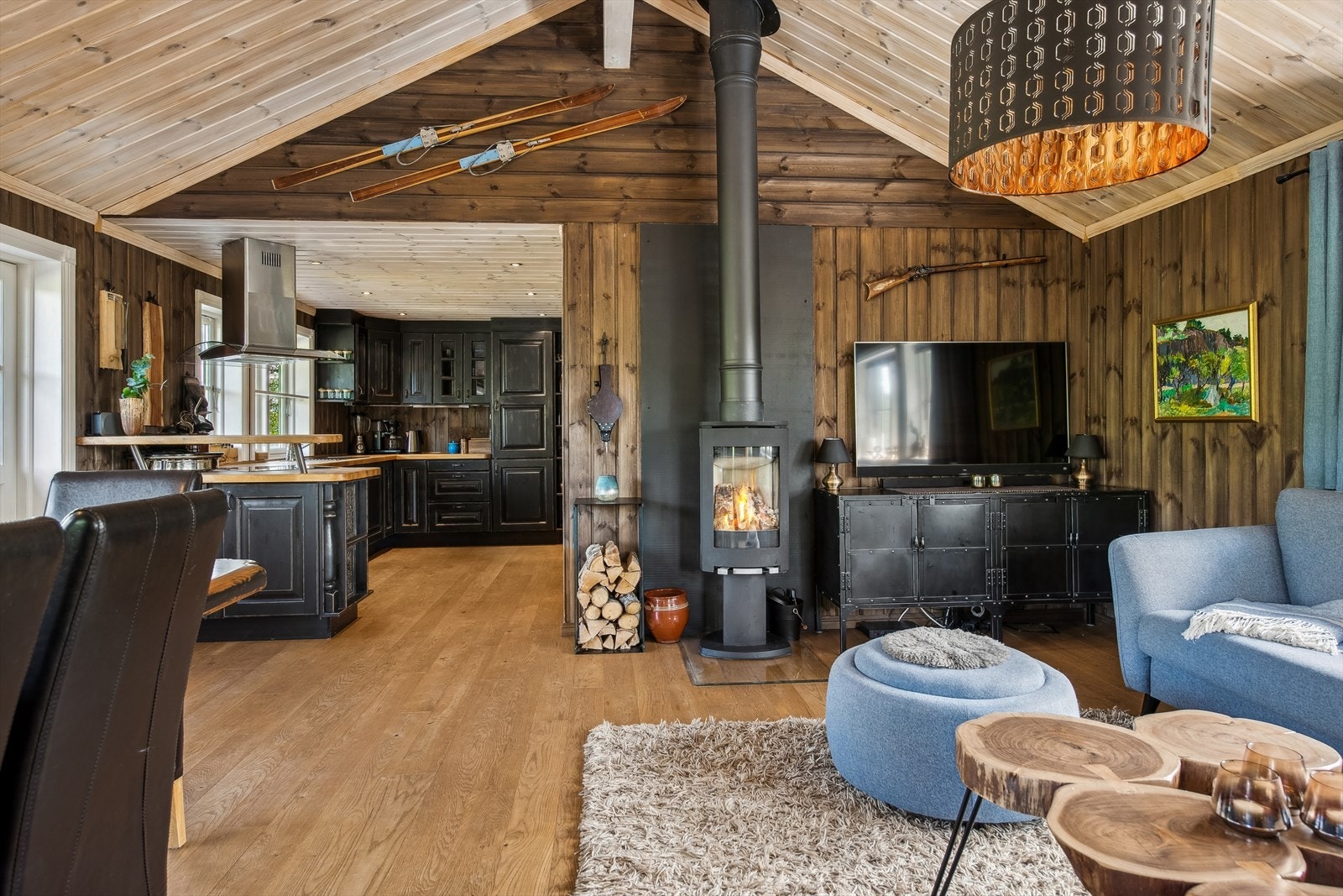 Romslig stue som huser alle hyttas gjester. Galleribilde