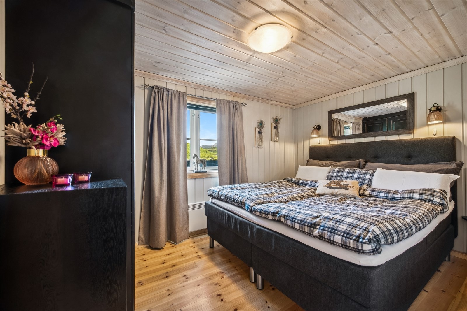 Hovedsoverommet er romslig med dobbeltseng og plassbygget, sortmalt garderobeskap i heltre. Galleribilde