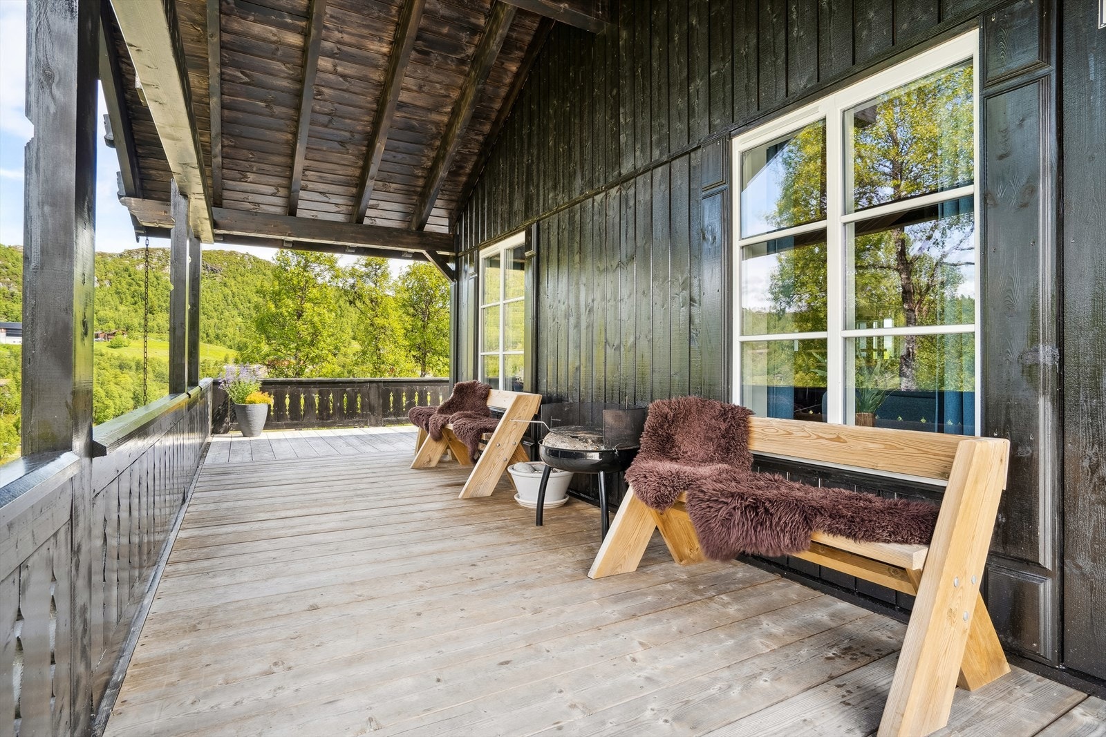 En romslig terrasse med et elegant overbygg gir rikelig med plass til å arrangere utemøbler og skape en innbydende utendørs oase. Galleribilde