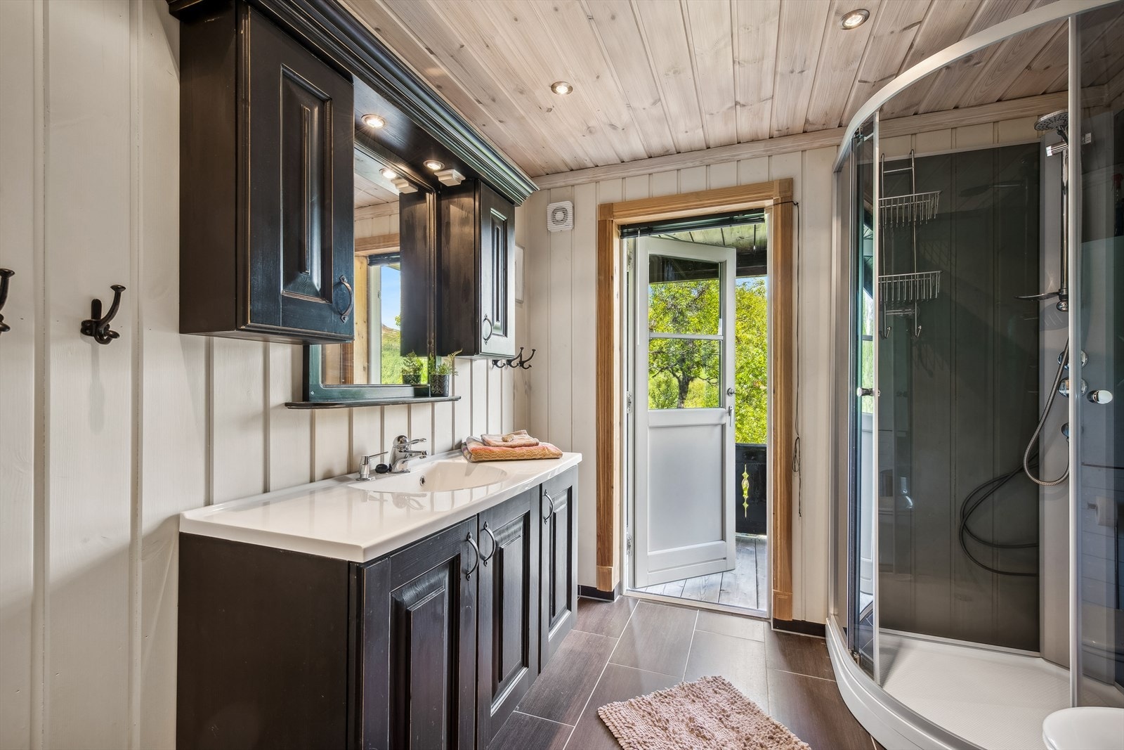 Hytta byr på to flotte bad, badstue og jacuzzi. Galleribilde