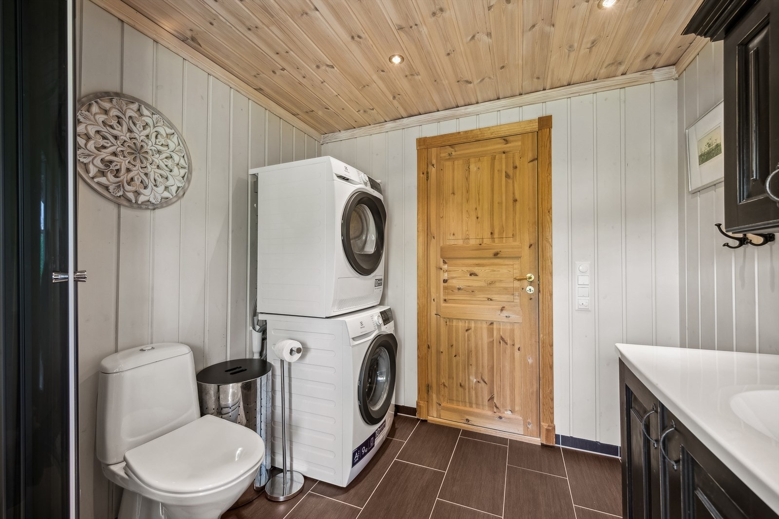 Det er opplegg for vaskemaskin med vannkran og avløp på veggen. Ventilasjonen består av en elektrisk ventilator montert i veggen. Galleribilde