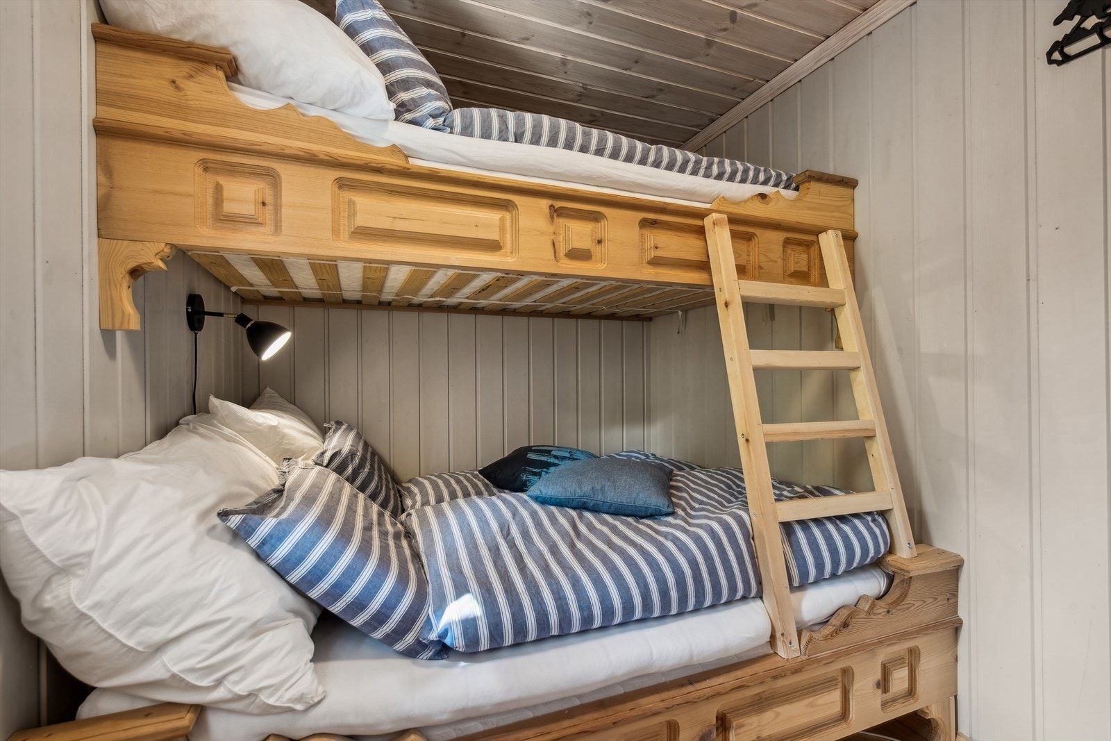 Det andre soverommet er et gjesterom med plassbygget familiekøyeseng (150 cm nede og 120 cm oppe). Galleribilde