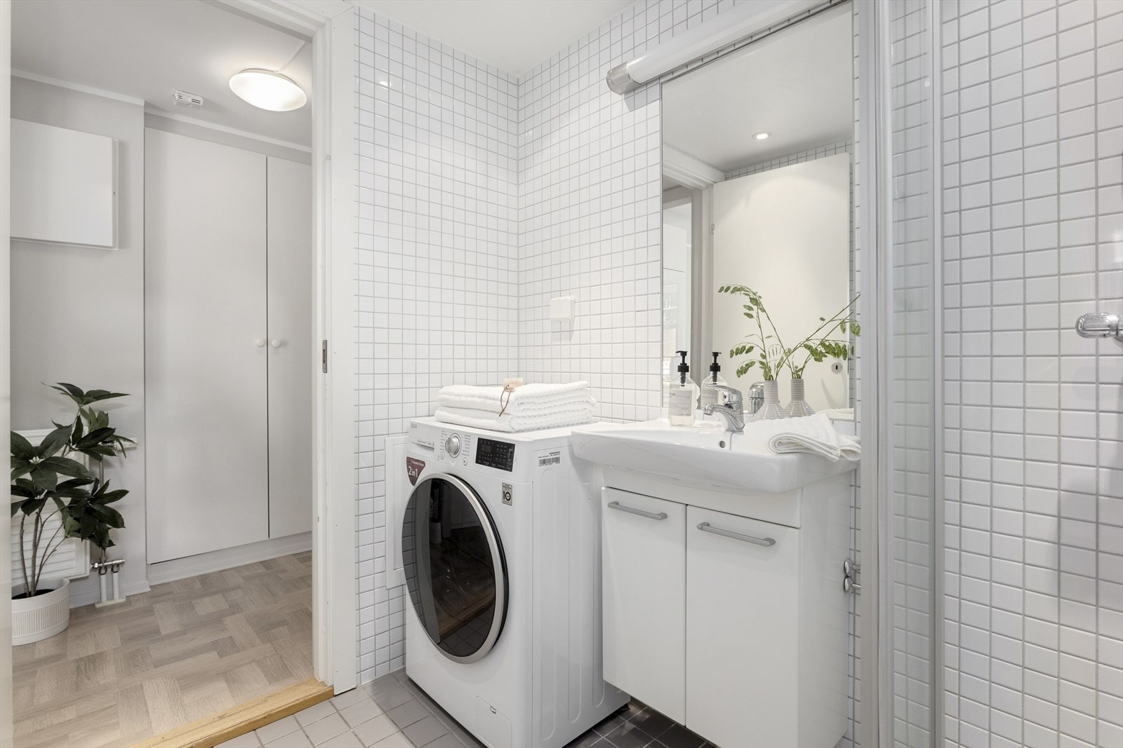 Badet har elektriske varmekabler og opplegg for vaskemaskin - Fjernvarme er inkludert i felleskostandene Galleribilde