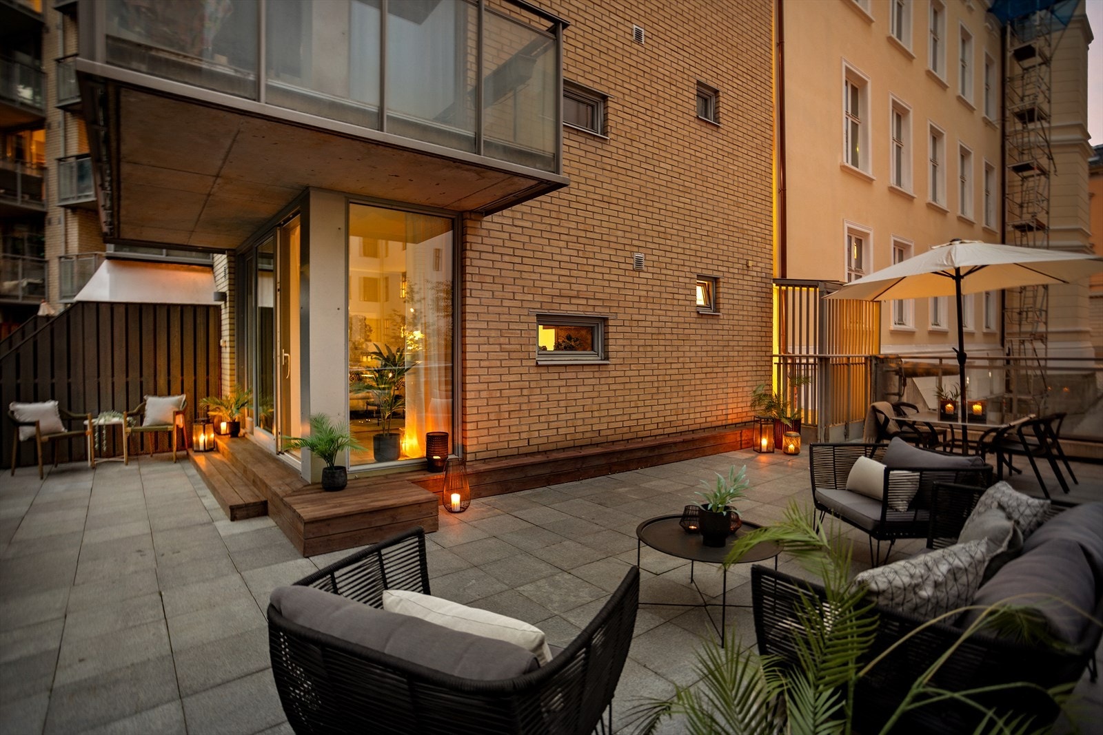 Leiligheten har en privat terrasse på hele 52 kvm Galleribilde