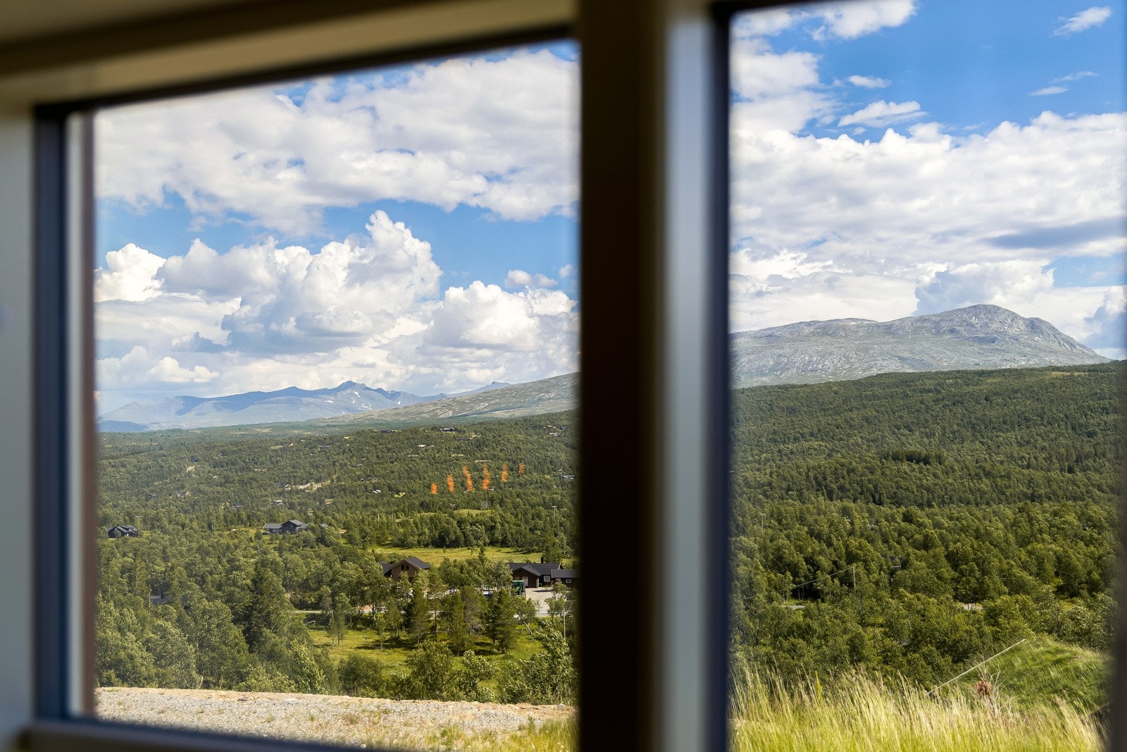 Nydelig utsikt gjennom store vinduer Galleribilde