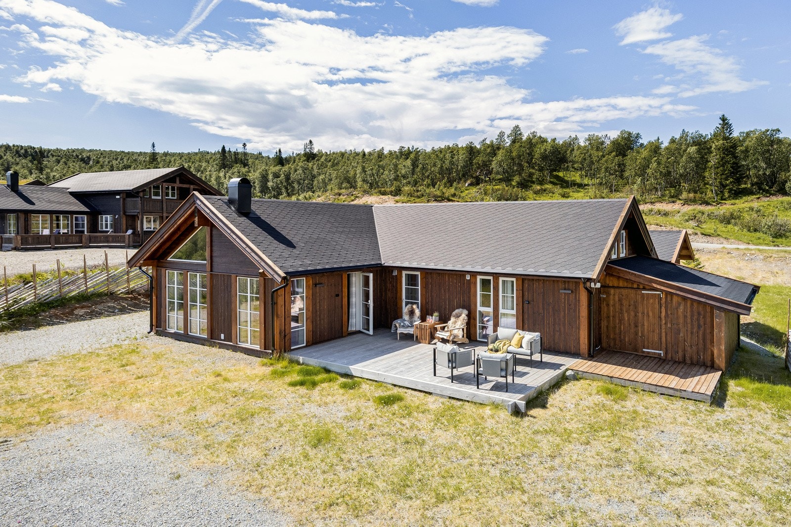 Hytta er trukket noe frem mot utsikten, som gjør at den oppleves mer privat Galleribilde