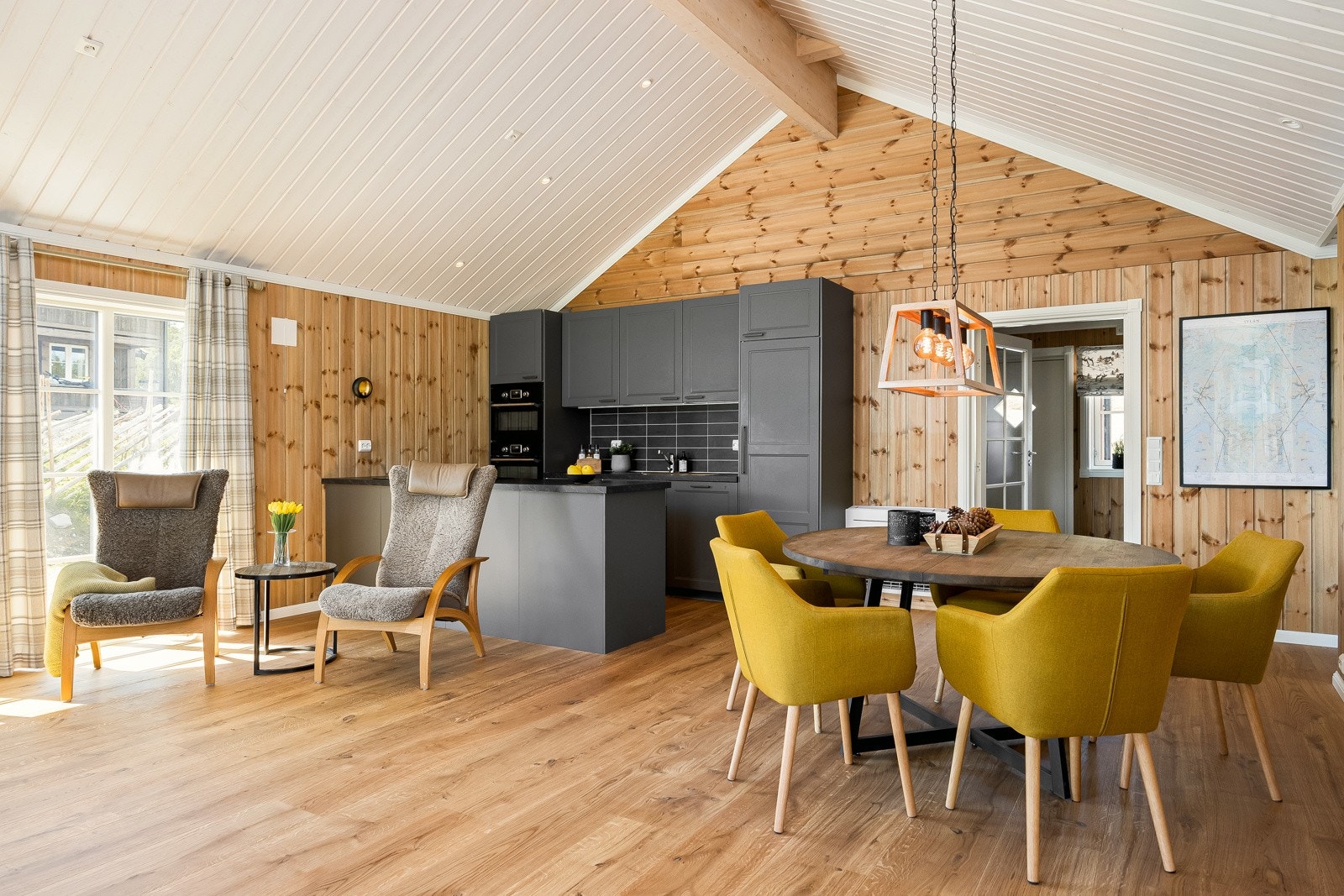 Ved kjøkkenet har man plass til en praktisk spisegruppe Galleribilde