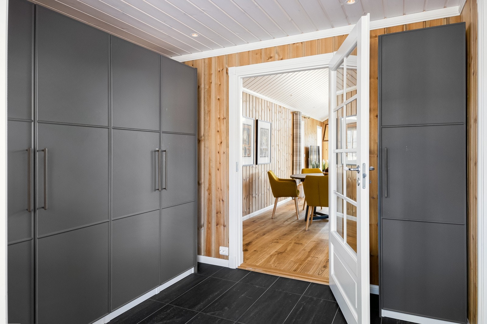 Stor og flott entré på 6,6m². Flislagt gulv med varmekabler. Praktisk garderobeløsning Galleribilde