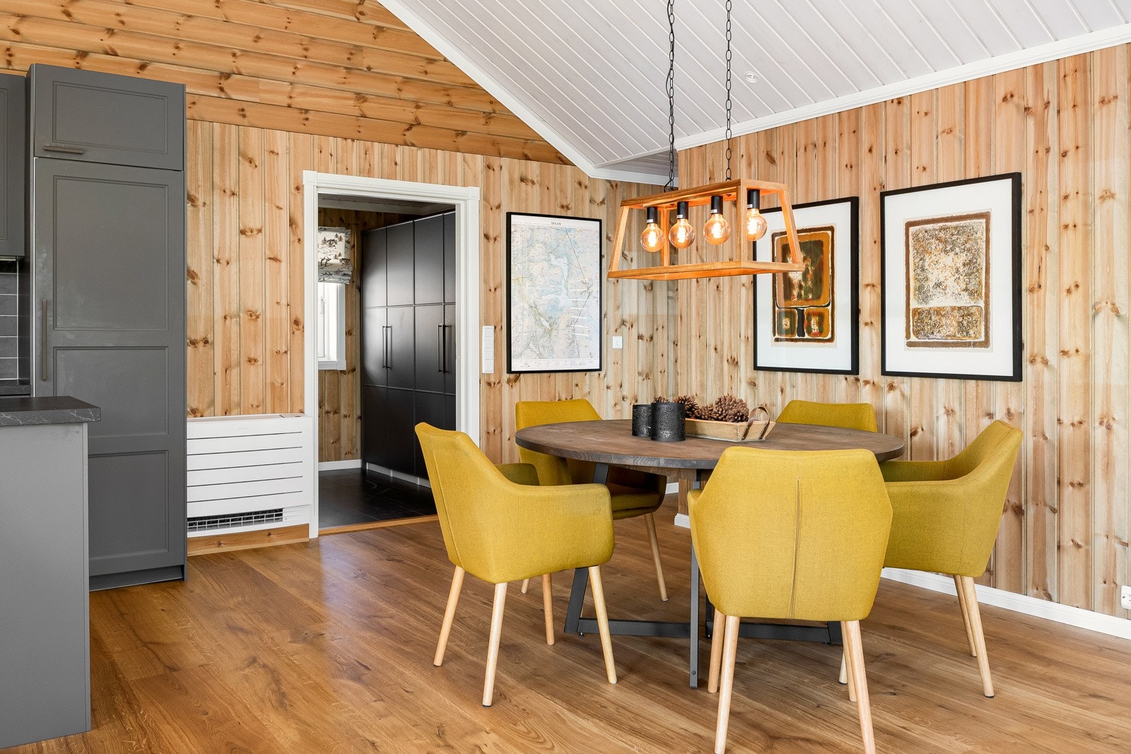 Spisestuen som ligger i tilknytning til kjøkkenet gir kokken en sosial arbeidsplass dersom man har middagsgjester Galleribilde