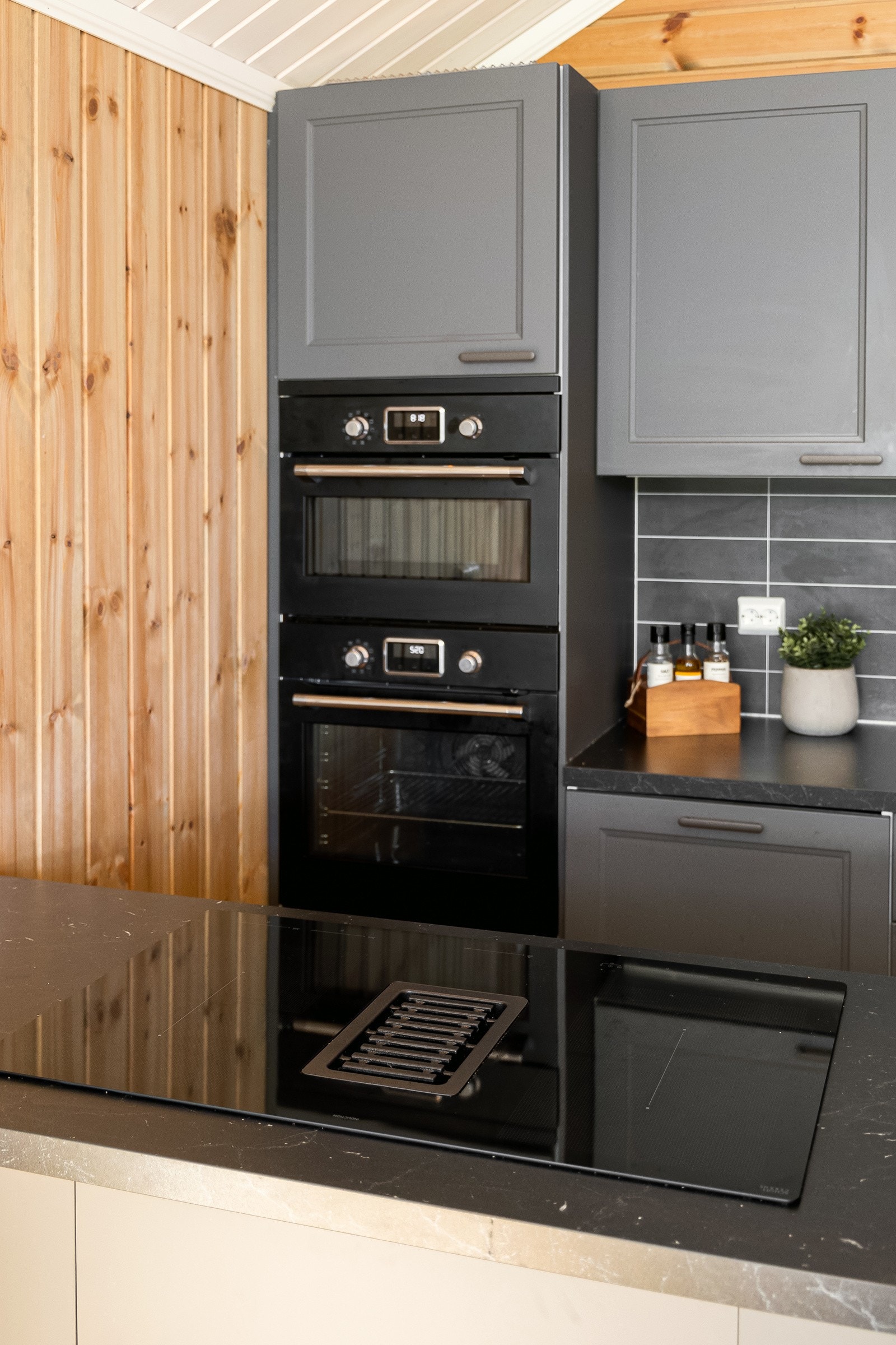 Moderne hvitevarene er integrert i innredningen. Ventilatoren er praktisk installert i platetoppen Galleribilde