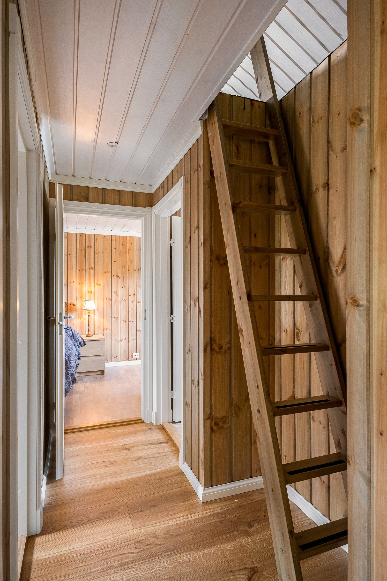 Fra gangen ved soverommene har man adgang til en praktisk hems Galleribilde