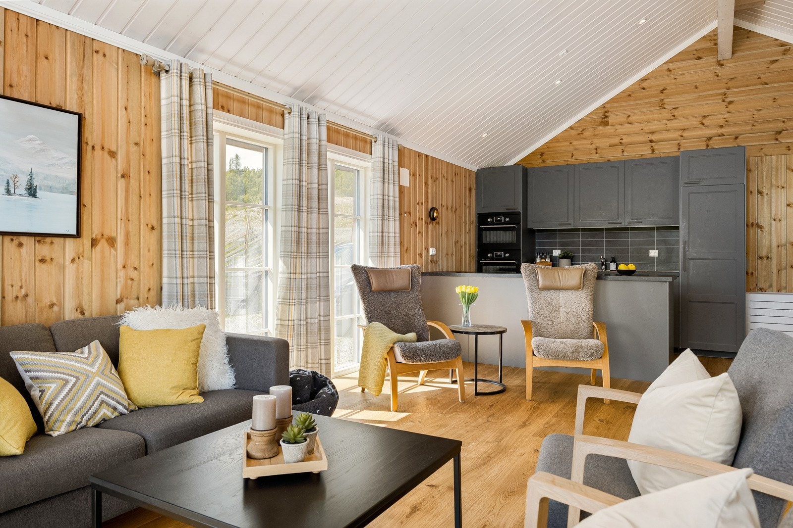 Kjøkkenet ligger som en naturlig del av stuen med en praktisk kjøkkenøy som bidrar til å naturlig dele av rommet Galleribilde